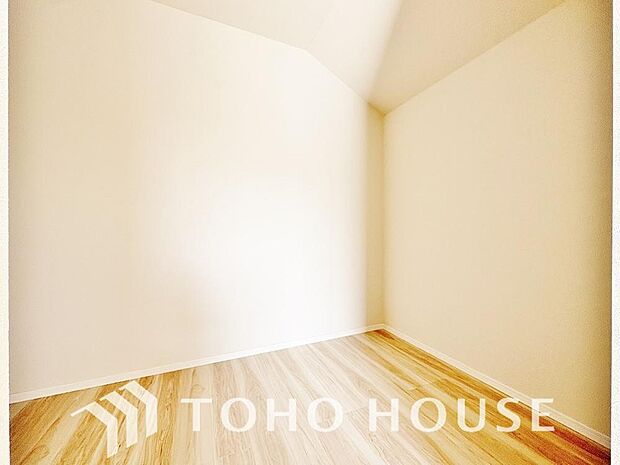 奥行きあるクローゼットを採用。衣装ケースや、掃除機といった物を収納できるような造りになっております。