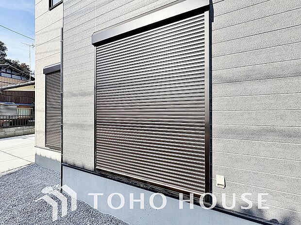 防犯機能のシャッターを完備しております。寒い冬でも中から開閉が可能ですのでラクラクな所も便利です。