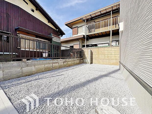 お子様がお庭で遊ぶのを見守りつつ、キッチンでお料理やリビングでくつろぐことができる安心な間取り。