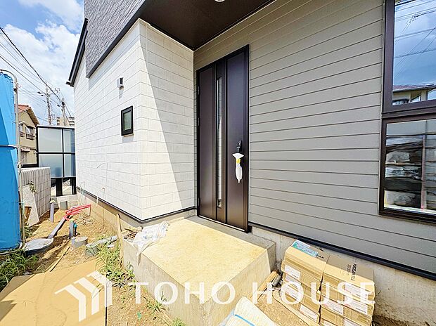 毎日みんなを見送り、そして迎え入れる場所だから。帰りたくなる家をテーマに設計した、自慢の玄関です。