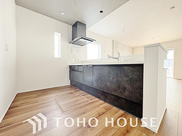 広々スペースのキッチンは使い勝手も考えられた設計。収納にも困らず調理器具もスッキリ片づけられます。