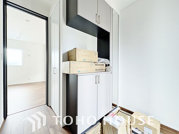 シューズボックスは限られた玄関スペースでも収納を取れる為、玄関内をすっきり片付けることができます。