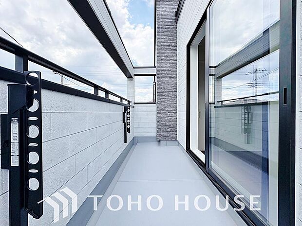 暖かい陽ざしが差込むバルコニーは、晴れた日には、洗濯物が良く乾きます。また、風通しも良好です。