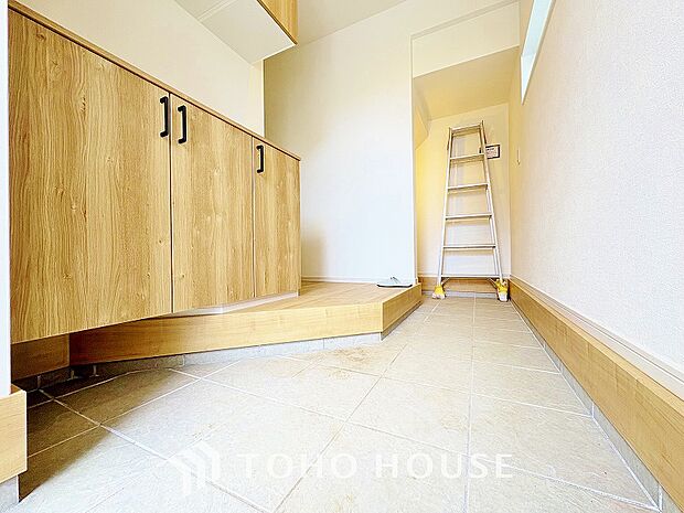 毎日みんなを見送り、そして迎え入れる場所だから。帰りたくなる家をテーマに設計した、自慢の玄関です。