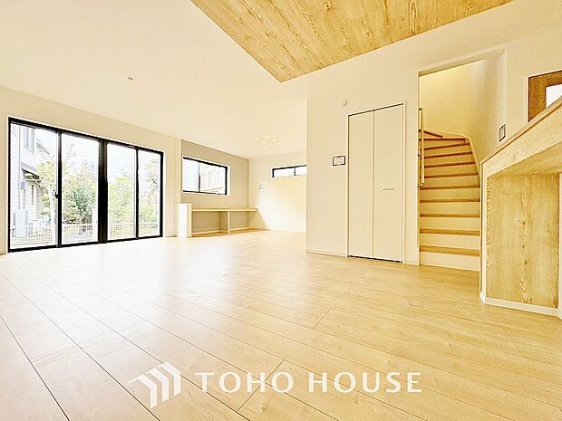 朝は爽やかな日差しを浴びながら、家族みんなでおいしい朝食。昼下がりにはのんびりと過ごすひと時。