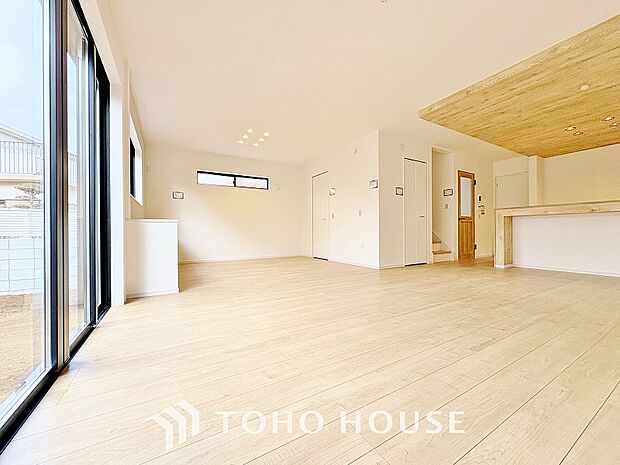 忙しい朝でも、しっかり家族が揃って食事をして頂けるゆとりある大きさのダイニングスペース。