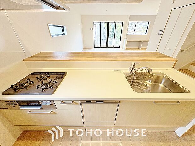 キッチンは、リビングで寛ぐ家族や小さなお子様を見守りながら料理が出来る対面式の温もり設計。