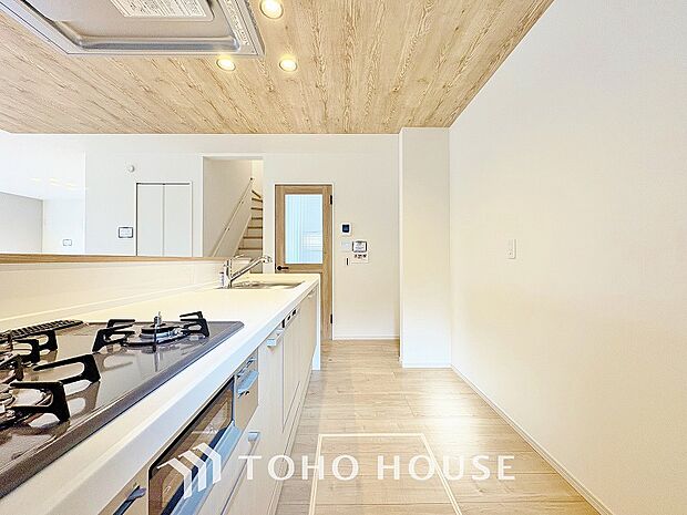 広々キッチンを採用。みんなで作った料理を召し上がりながらの会話は、どのような物になるのでしょうか。