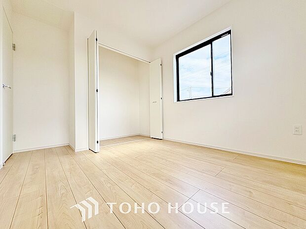 清潔感あるホワイトの壁紙と温もり溢れるカラーの床材が見事に調和した本邸宅。