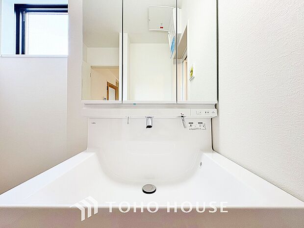 手で洗いたい大切な服など、広く使えると助かる洗面台は汚れの付きにくい形状と素材で造られております。