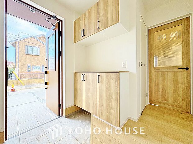 シューズボックスは限られた玄関スペースでも収納を取れる為、玄関内をすっきり片付けることができます。