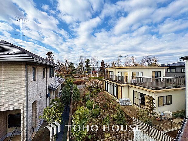 星空が地上に映りこむかのような夜景のきらめきまで、この街ならではの美しい風景の物語が室内に展開。