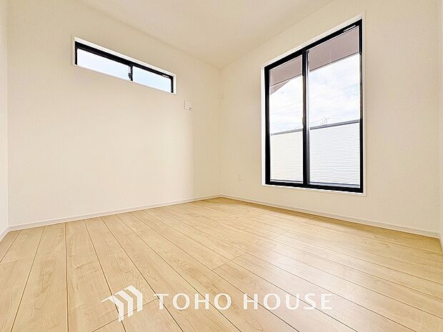 明るい色のフローリングと白いクロスが光を反射して更なる採光を生みます。