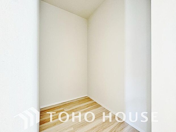 たっぷりと荷物が入るウォークインクローゼット。ぜひ現地で広さを確かめてください。
