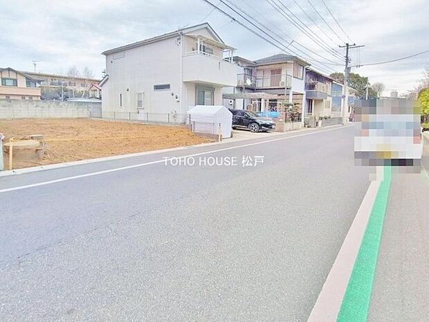 街並みの風景に包み込まれながら、瀟洒な印象も湛えて佇みます。