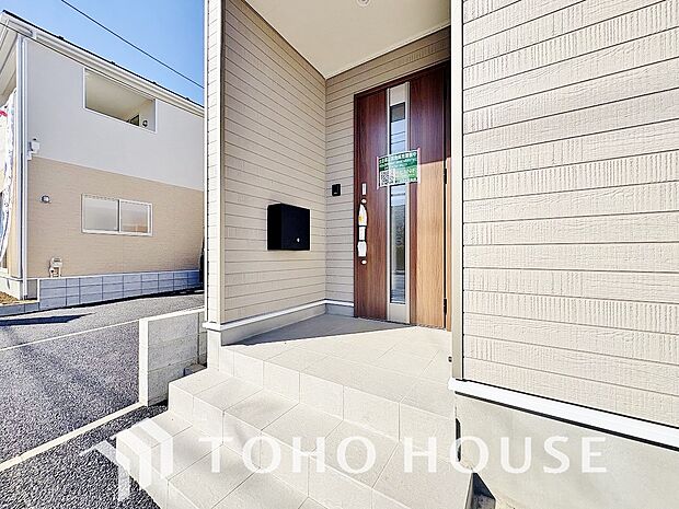 毎日みんなを見送り、そして迎え入れる場所だから。帰りたくなる家をテーマに設計した、自慢の玄関です。