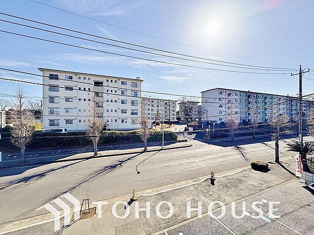 星空が地上に映りこむかのような夜景のきらめきまで、この街ならではの美しい風景の物語が室内に展開。