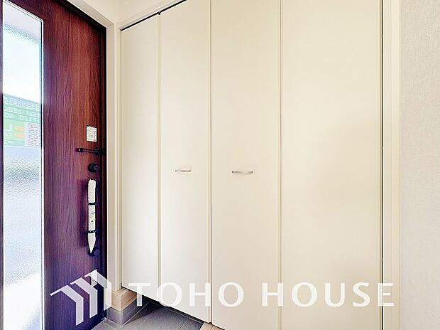 シューズボックスは限られた玄関スペースでも収納を取れる為、玄関内をすっきり片付けることができます。