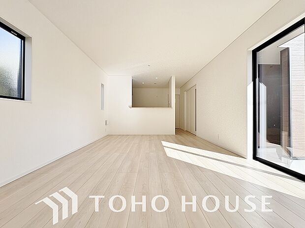 忙しい朝でも、しっかり家族が揃って食事をして頂けるゆとりある大きさのダイニングスペース。