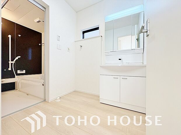 お家の中でも特にプライベートスペースとなる洗面所は、洗濯場所と浴室を同じ空間でまとめております。