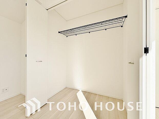 居室にはクローゼットを完備し、自由度の高い家具の配置が叶うシンプルな空間です。