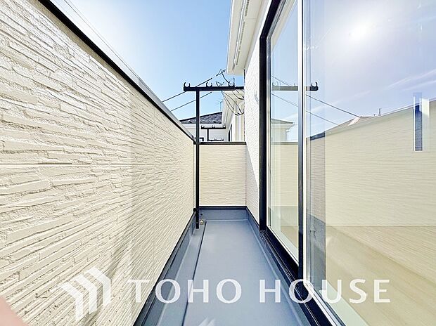 暖かい陽ざしが差込むバルコニーは、晴れた日には、洗濯物が良く乾きます。また、風通しも良好です。