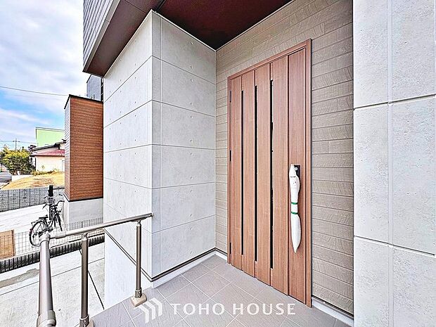 毎日みんなを見送り、そして迎え入れる場所だから。帰りたくなる家をテーマに設計した、自慢の玄関です。