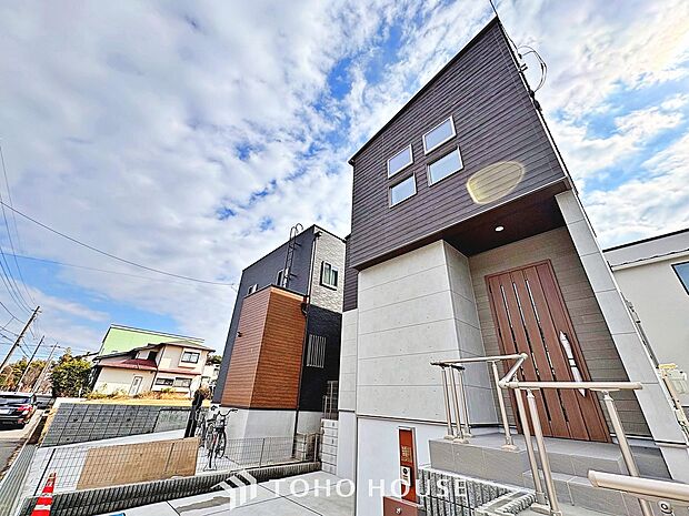 アプローチ階段は、玄関ドアまでの距離を確保できるため、お子様の飛び出し防止やプライバシーを守れます！