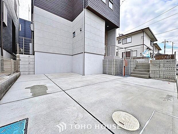 ゆったりとした駐車スペースを確保いたしましたので、大きめのお車でも駐車可能です。