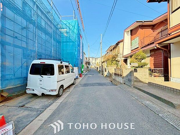 街並みの風景に包み込まれながら、瀟洒な印象も湛えて佇む邸宅を建築いたします。