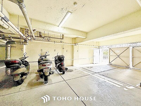 敷地内にバイク置き場があることで、防犯対策にもなりますね。