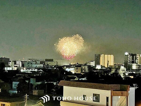 夏にはバルコニーから花火も眺められます。ライトアップされた街並みも美しく映ります。