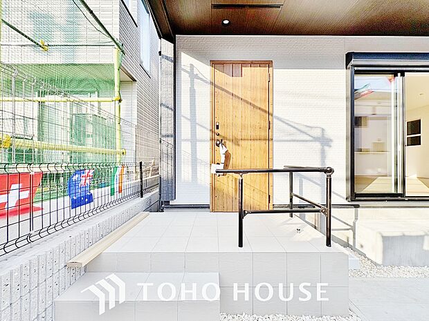 広々とした玄関スペースは何かと重宝します。ベビーカーも楽々置けるゆったりスペースが魅力です。