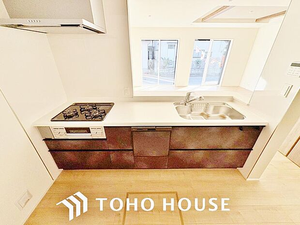 キッチンは、リビングで寛ぐ家族や小さなお子様を見守りながら料理が出来る対面式の温もり設計。