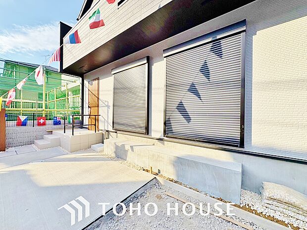 防犯機能のシャッターを完備しております。寒い冬でも中から開閉が可能ですのでラクラクな所も便利です。