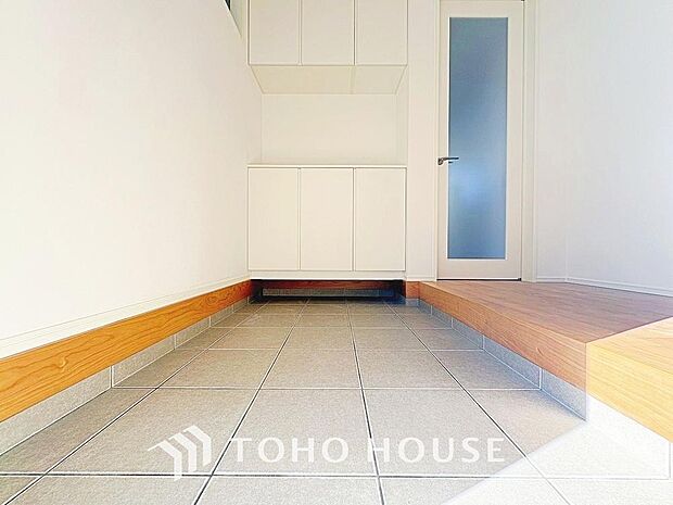 広々した玄関スペースはベビーカーも楽々置けるゆったりスペースが魅力です。