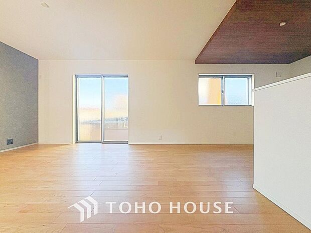 家族の暮らしに思いを馳せて、日常のワンシーンを表現したリビングダイニング。