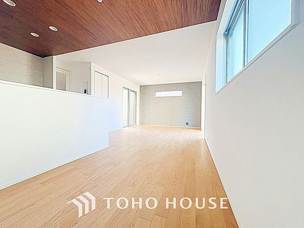 光が注がれる青い空から鮮やかに赤色にゆっくりと染まる。そんな優しい時間がここでは流れてゆく。