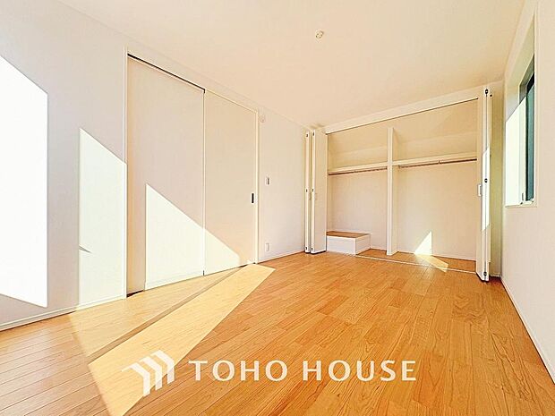 清潔感あるホワイトの壁紙。毎日の生活を少しでも快適に過ごして頂ける様、飽きのこない雰囲気が大切です。