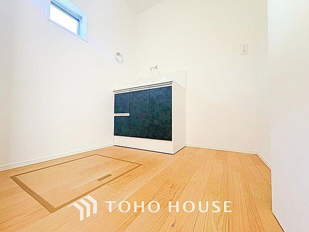 手で洗いたい大切な服など、広く使えると助かる洗面台は汚れの付きにくい形状と素材で造られております。