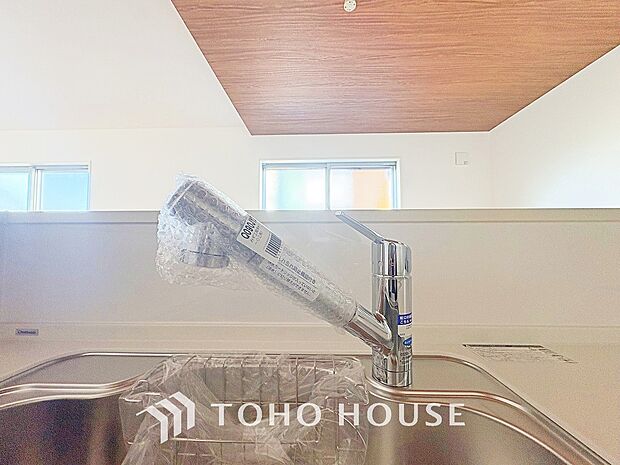 ワンタッチで浄水と原水と切り替えできる、見た目にもスマートな浄水器一体型の水栓。