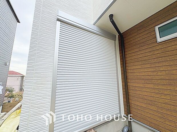 防犯機能のシャッターを完備しております。女性のチカラでも開閉が可能ですのでラクラクな所も便利です。