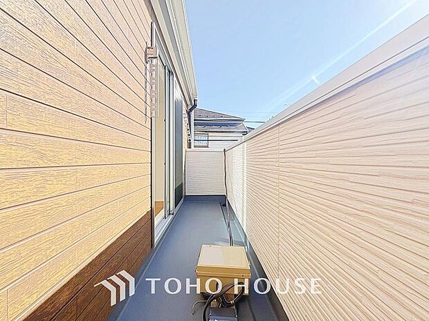 頬をなでる優しい風を感じることが出来るバルコニー。つい深呼吸をしたくなる気持ちの良い眺望です。