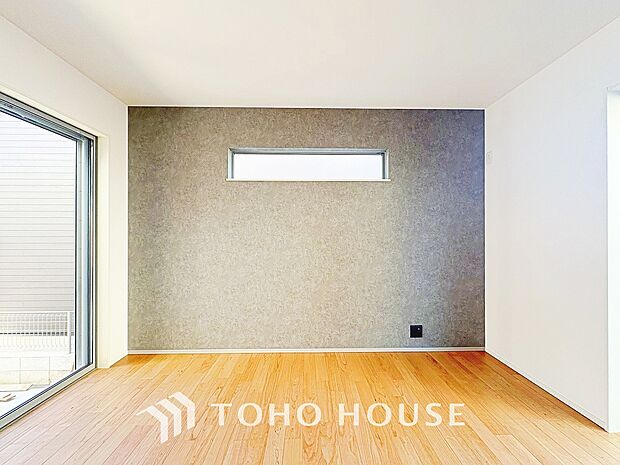 クロスの一部に違う色や柄を取り入れ、単調になりがちなお部屋の雰囲気を変えるアクセントクロスを採用。