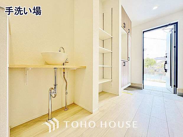 脱衣所とは別に手洗い場を設けることで、わざわざ別階の洗面所へ行かずとも気軽に手を洗うことが出来ます。