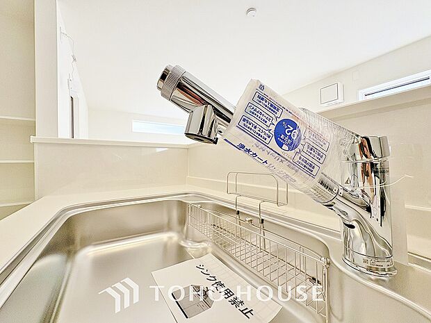 ワンタッチで浄水と原水と切り替えできる、見た目にもスマートな浄水器一体型の水栓。