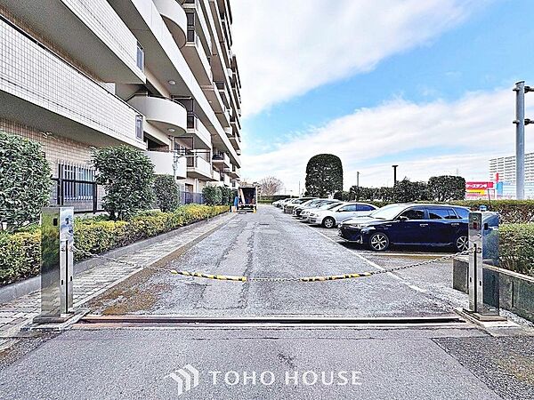 敷地内駐車場。（空き状況、料金等はお気軽にお問い合わせください。）