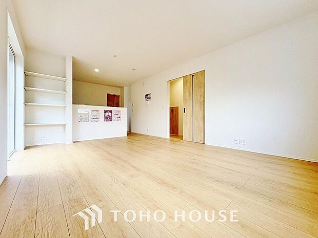 忙しい朝でも、しっかり家族が揃って食事をして頂けるゆとりある大きさのダイニングスペース。