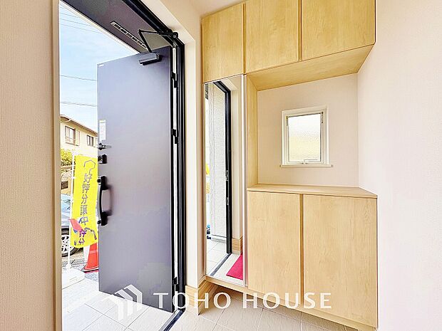 シューズボックスは限られた玄関スペースでも収納を取れる為、玄関内をすっきり片付けることができます。