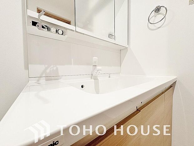 手で洗いたい大切な服など、広く使えると助かる洗面台は汚れの付きにくい形状と素材で造られております。